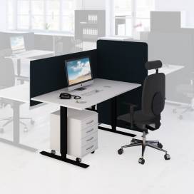 Kontorsmöbler bestående av Höj & sänkbart bord + Ergonomisk stol + Bordsskärm + Golvskärm + Hurts / Design BÄCK